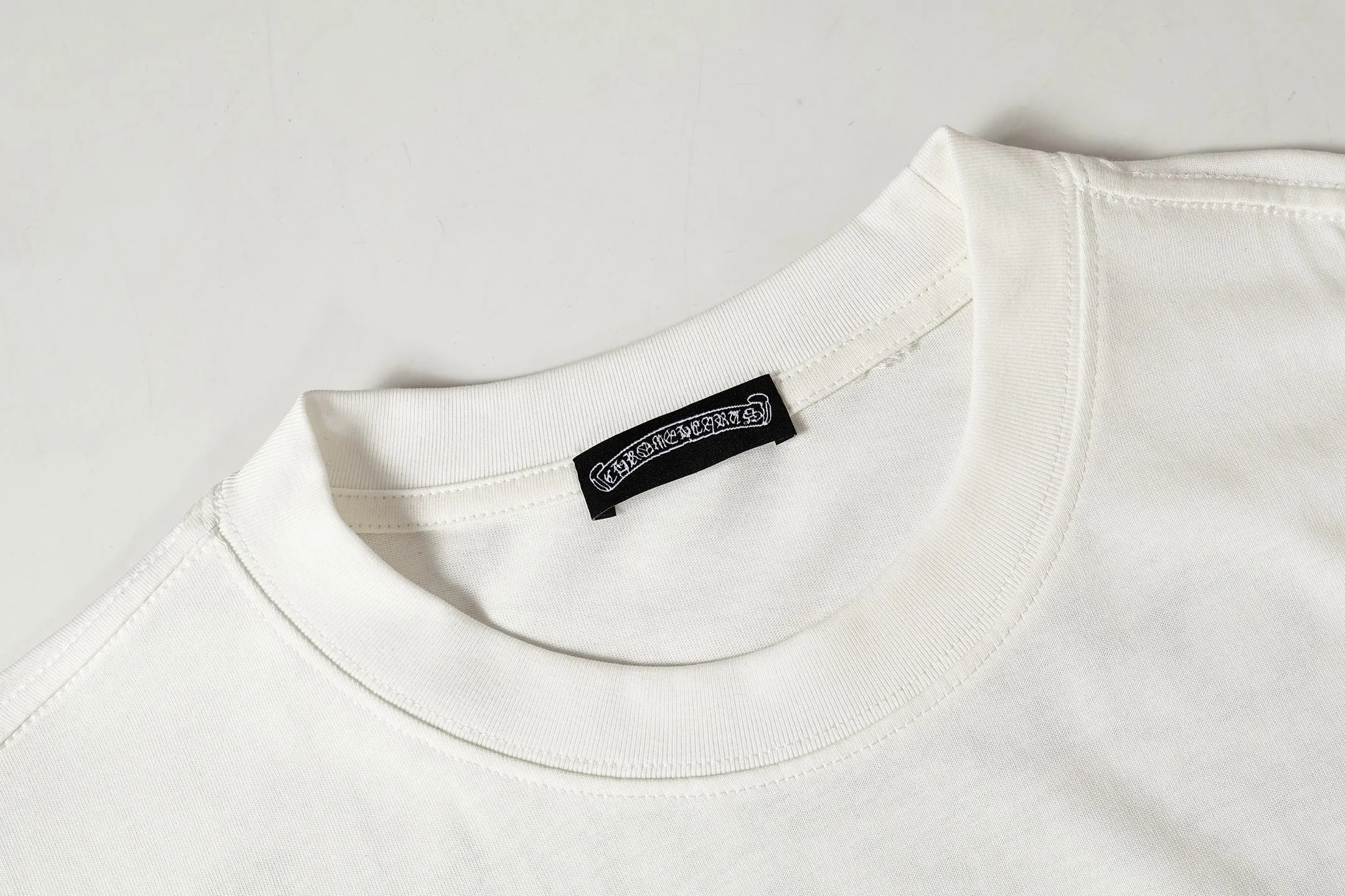 P150 Cross-border model, please do not place an order if you are pursuing quality - Chrome Hearts/Chrome Hearts joint Off white cross-leather short-sleeved T-shirt - High weight, high density, high quality, soft, delicate and skin-friendly wool, soft and silky to the touch, excellent warmth and skin-friendly properties - Custom-woven and custom-dyed, no color difference, no matter the fabric or workmanship details, beat the ordinary version on the market -Colour: black white -Size: S M L XL